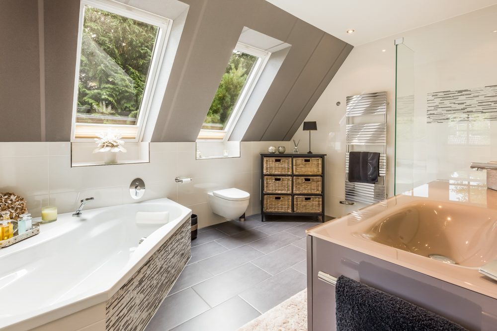 Badezimmerfotos - Badezimmer mit grauer Dachschräge und grauen Fliesen