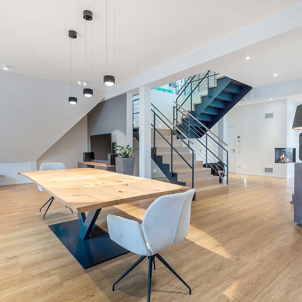 Professionelle Architekturfotografie - Lifestyle Interieurfoto einer Innenansicht mit Esstisch und Treppe