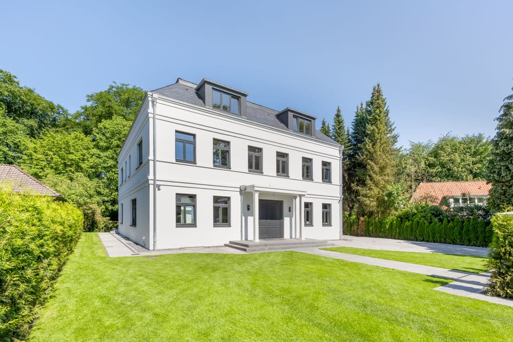 Immobilienfotograf für Berlin - Luxus Stadtvilla in weiß, von der Seite fotografiert mit grüner Rasenfläche