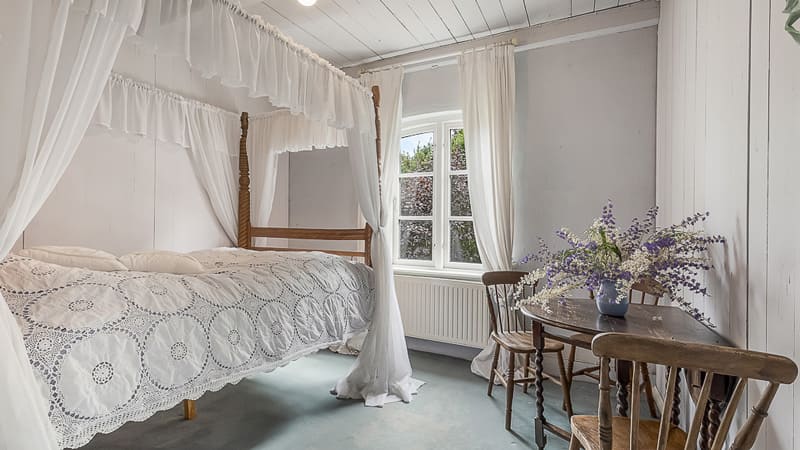 Immobilienfotografie für München - Schlafzimmer im Landhausstil mit Himmelbett und Nachtisch