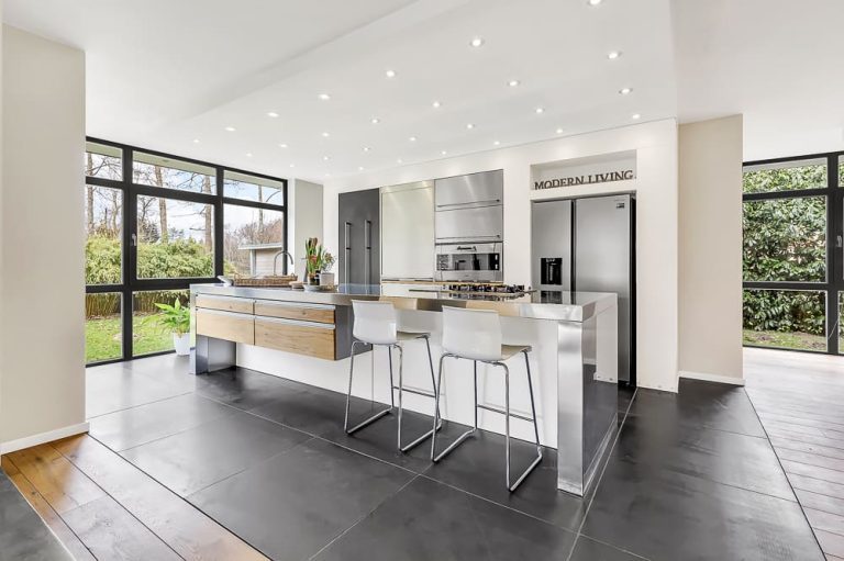 Architekturfotografie für Unternehmen - elegante Küche in grau weiß