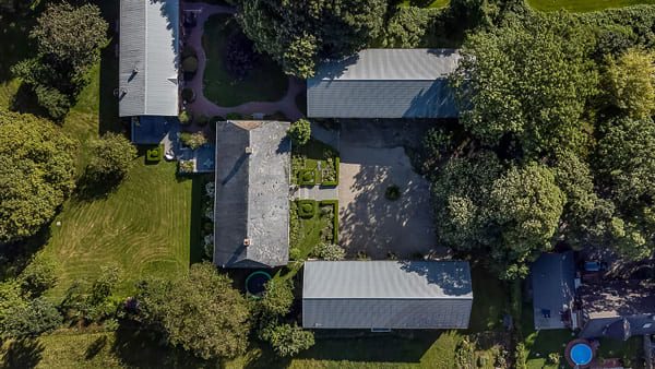 Drohnenfoto aus der Vogelperspektive von einem Landhaus