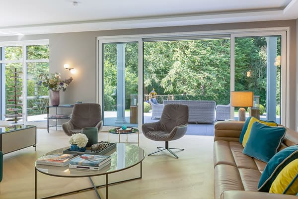 Immobilienfotografen in Frankfurt | Wohnzimmer mit Blick auf Terrasse, graue Wände und hellem Parkett