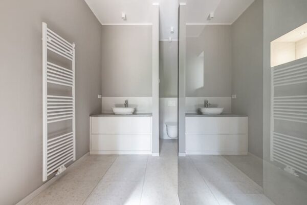 Professionelle Architekturfotografie - Lifestyle Interieurfoto einer Innenansicht mit Esstisch und Treppe