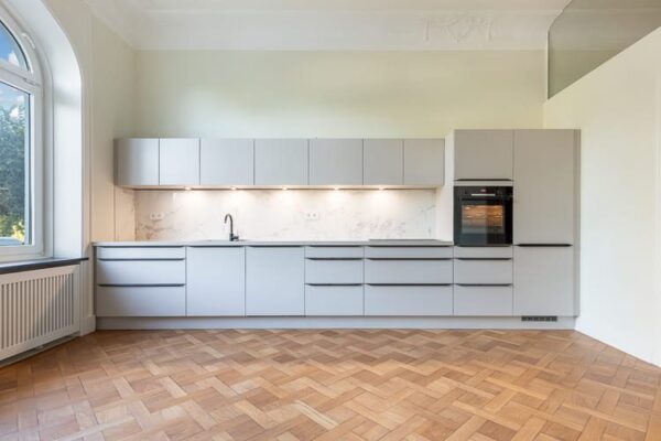 Immobilienfotografie - Interieur Foto einer Küche neben einem Wohnbereich