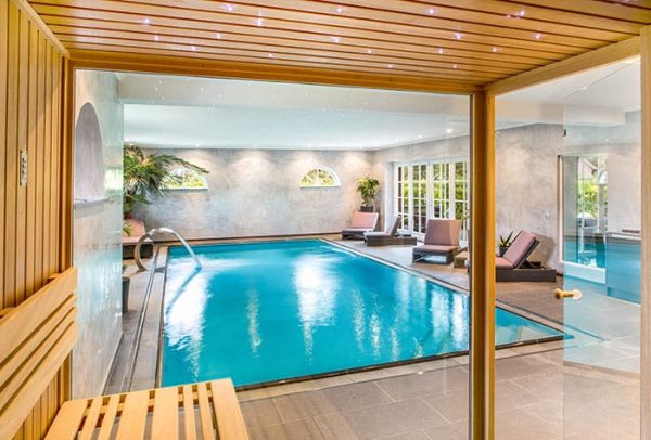 Immobilienfotografie - Interior Foto einer Sauna neben einem Pool im Innenbereich