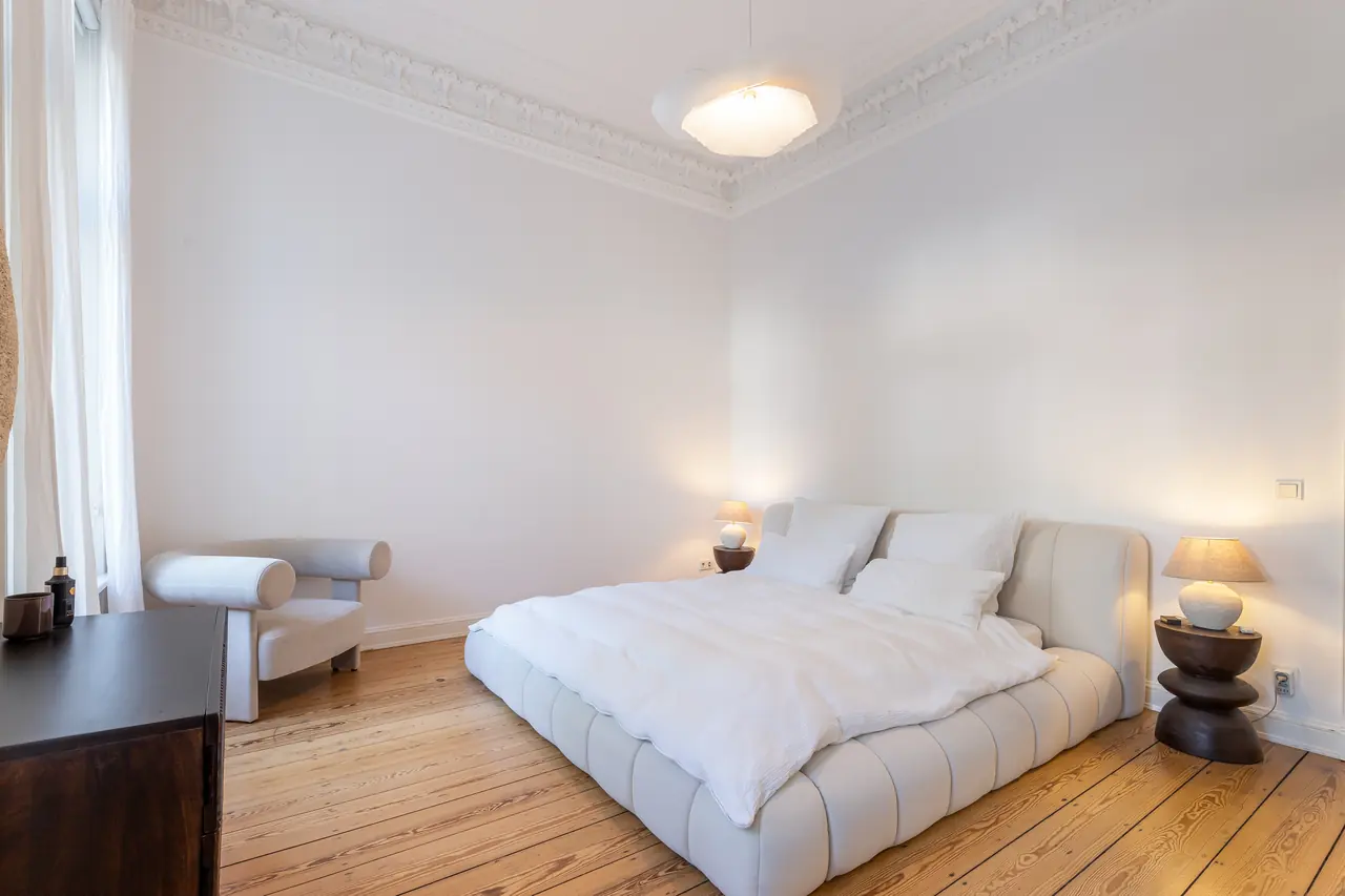 Ruhiges, helles Schlafzimmer im Altbau