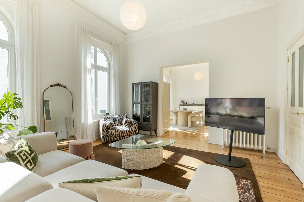Weites, helles Wohnzimmer mit Stuck und Sonnenlicht