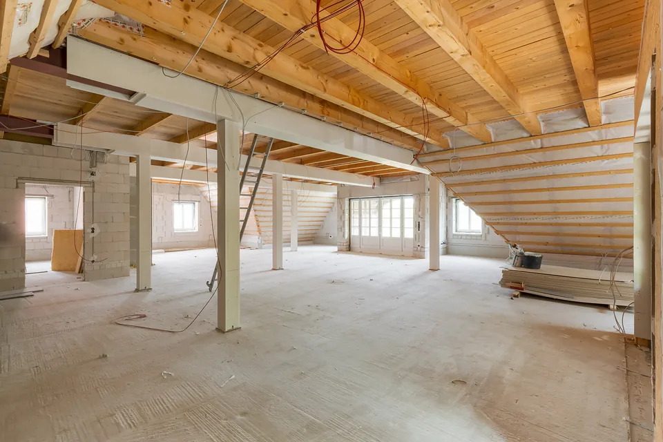 Ausbau: Geschoss mit Holzbalkendecke, Stahlstützen und Kalksandsteinwänden