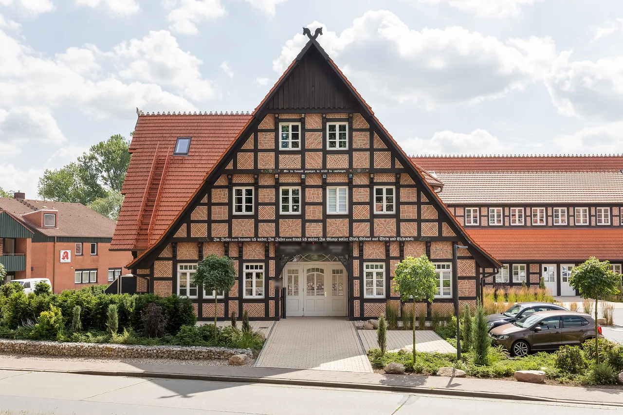 Fertig: Fachwerkgiebel mit Torbogen, Vorgarten und Zuweg