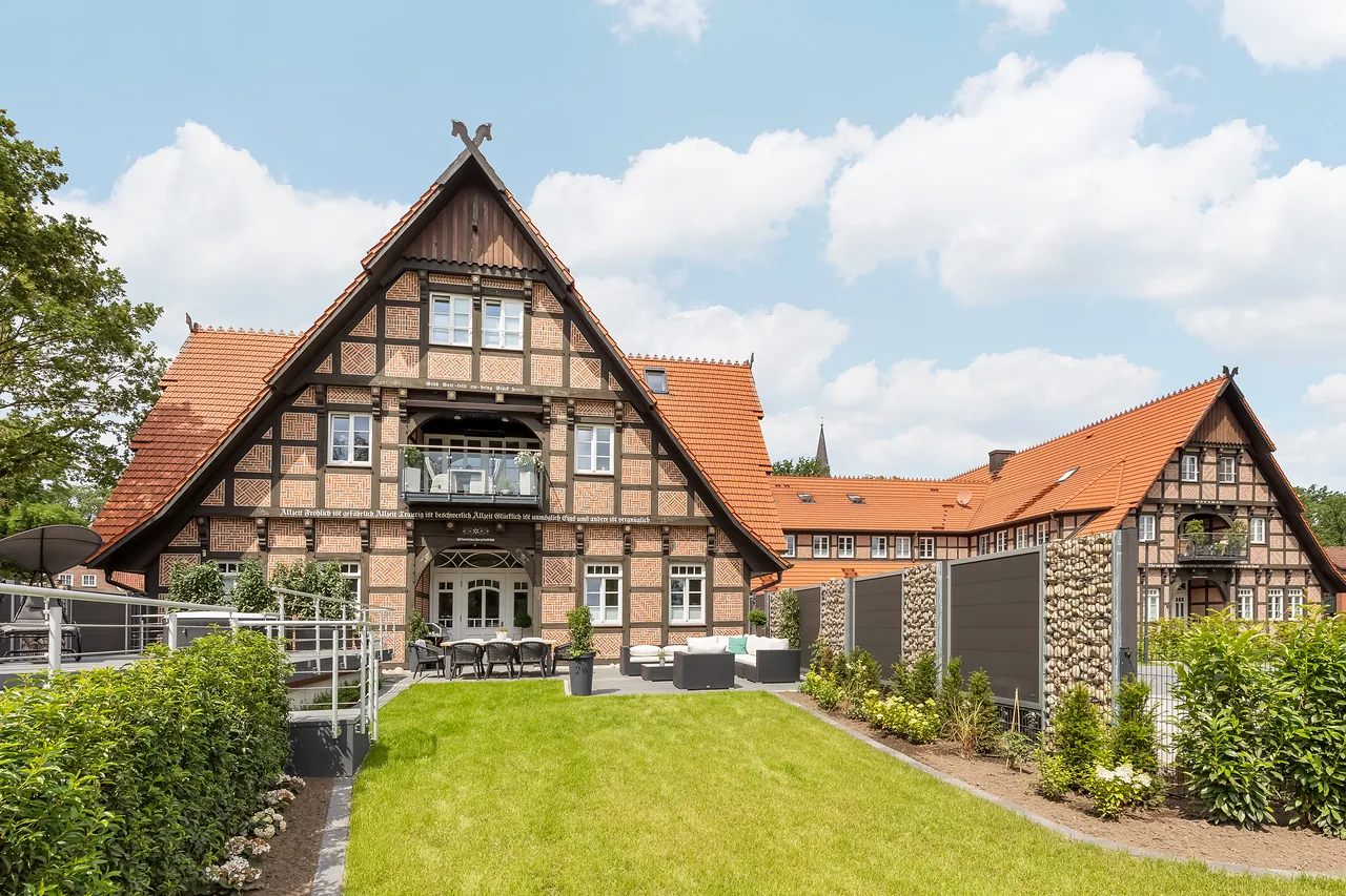 Fertig: derselbe Fachwerkgiebel mit Balkon, Terrasse und Garten