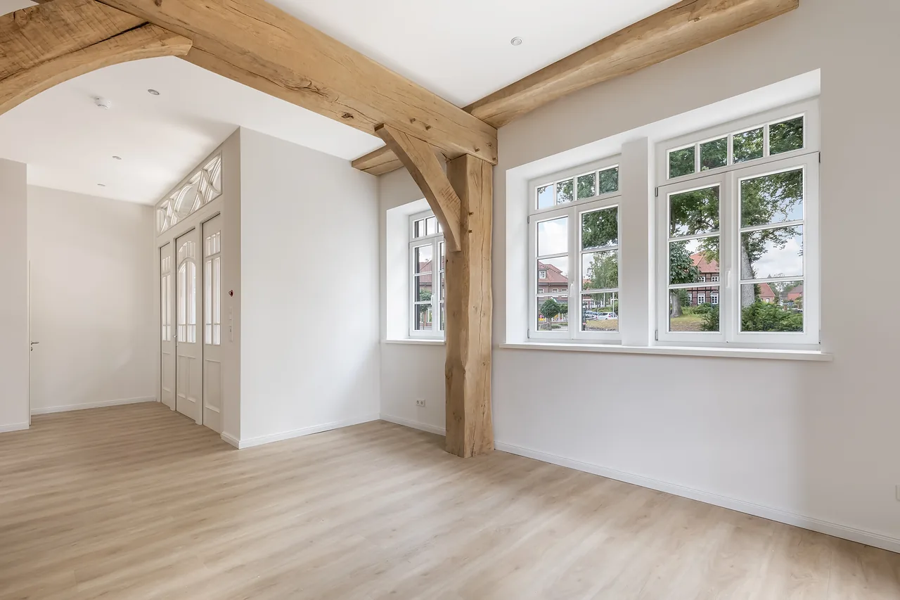 Fertig: Wohnraum mit Sprossenfenstern, Holzbalken und Flügeltür