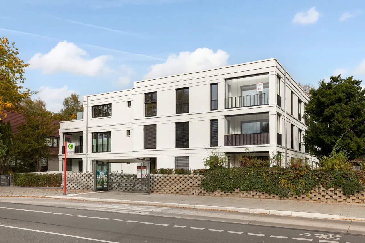 Fertiges Bild: Straßenansicht eines Neubaus mit blauem Himmel