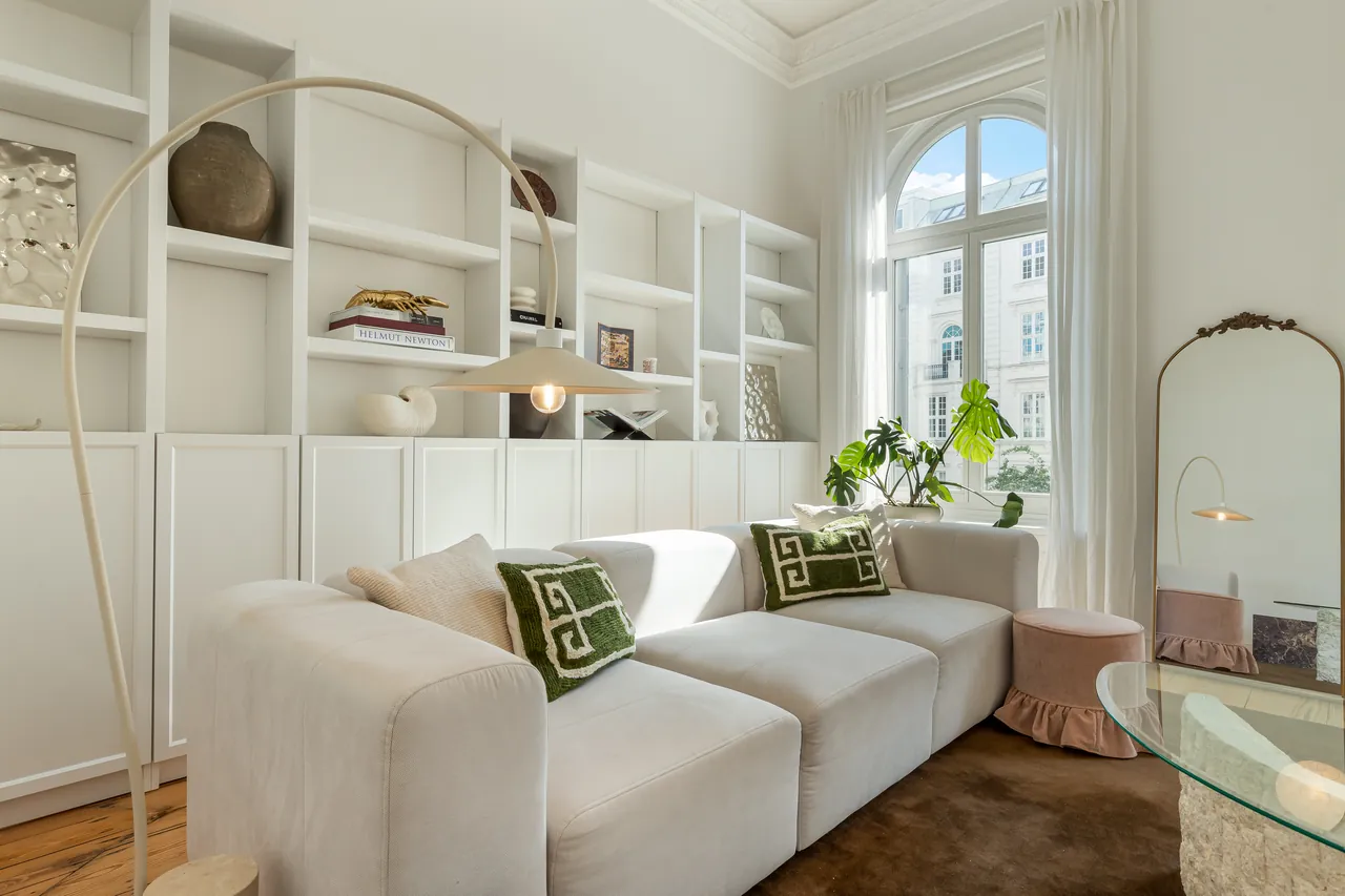Fertiges Bild: Altbau-Wohnzimmer mit Rundbogen-Sprossenfenster und blauem Himmel