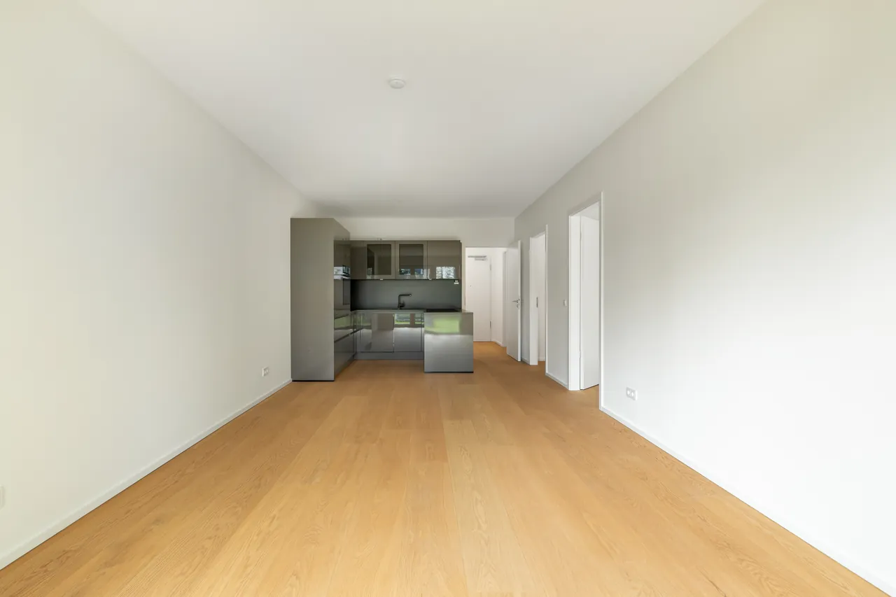 Fertiges Bild: Leere Neubauwohnung mit hellem Boden