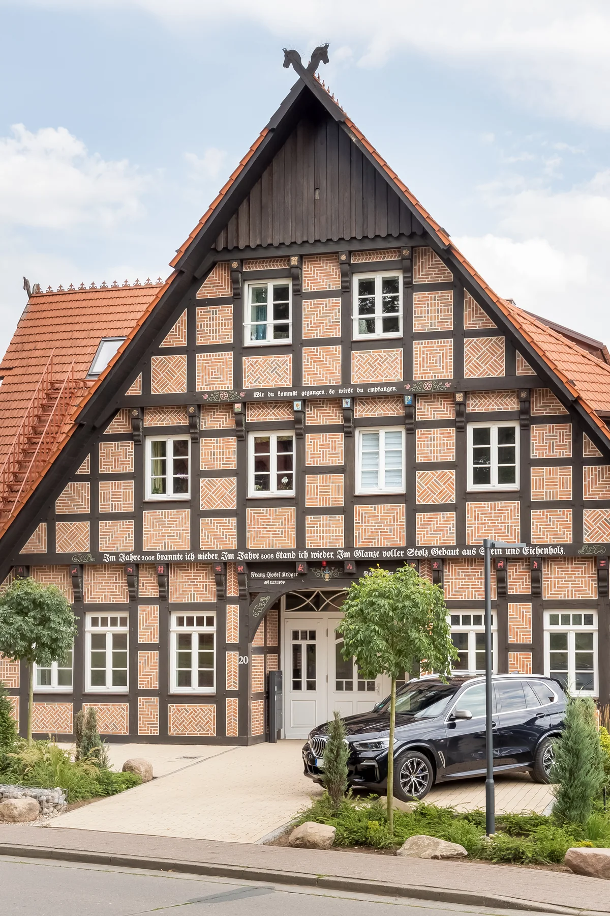 Fachwerkgiebel mit Vorgarten am Tag
