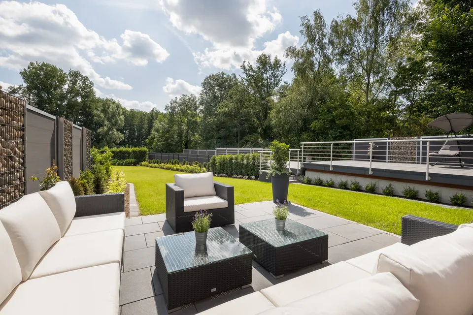 Terrasse mit Lounge-Möbeln und Rasen
