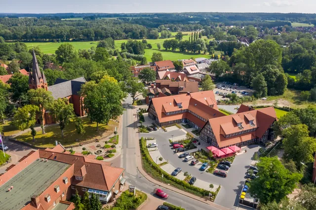 Luftbild über einen Ortskern mit Klinker- und Fachwerkbauten
