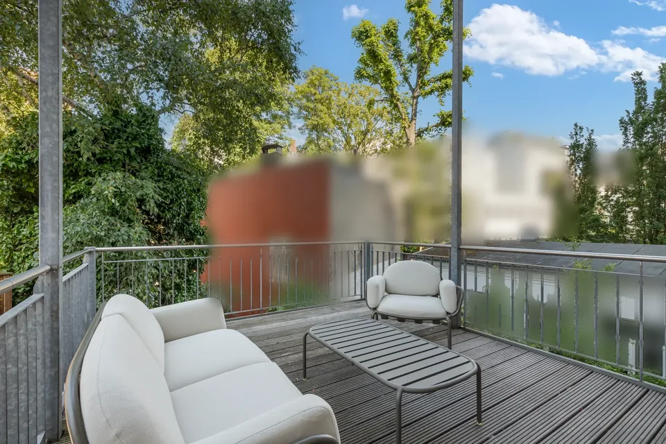 Datenschutzfassung: derselbe Balkon, Nachbarfassaden unscharf, Objekt unverändert scharf