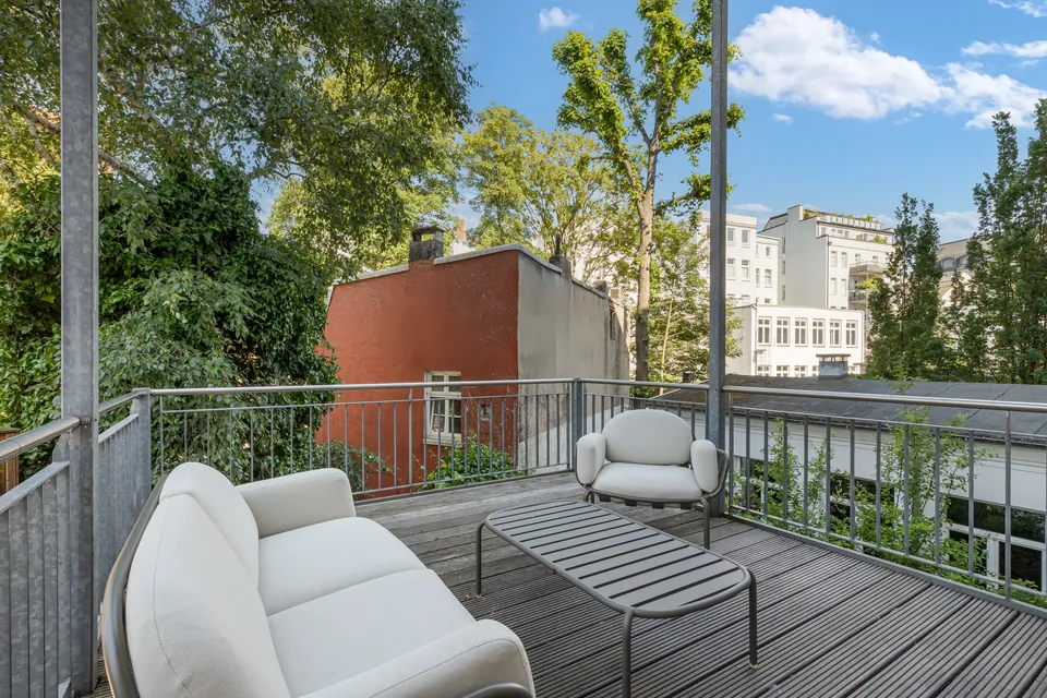 Originalfassung: Balkon mit Blick über den Hinterhof, Nachbarfassaden erkennbar