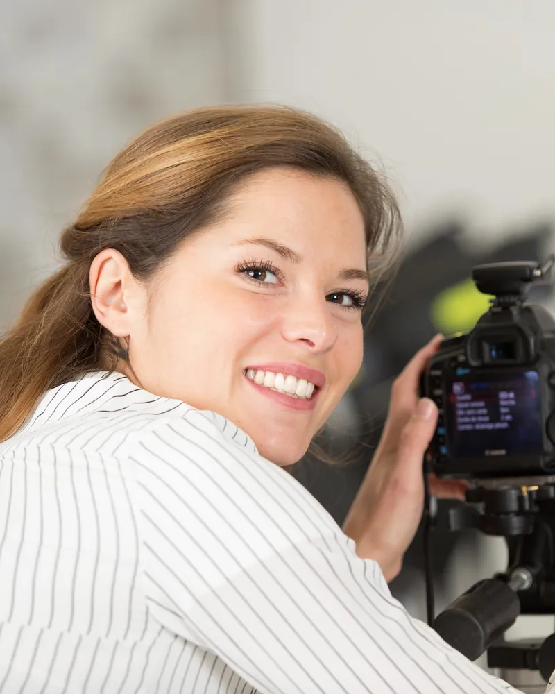 Fotografin mit Kamera bei der Arbeit