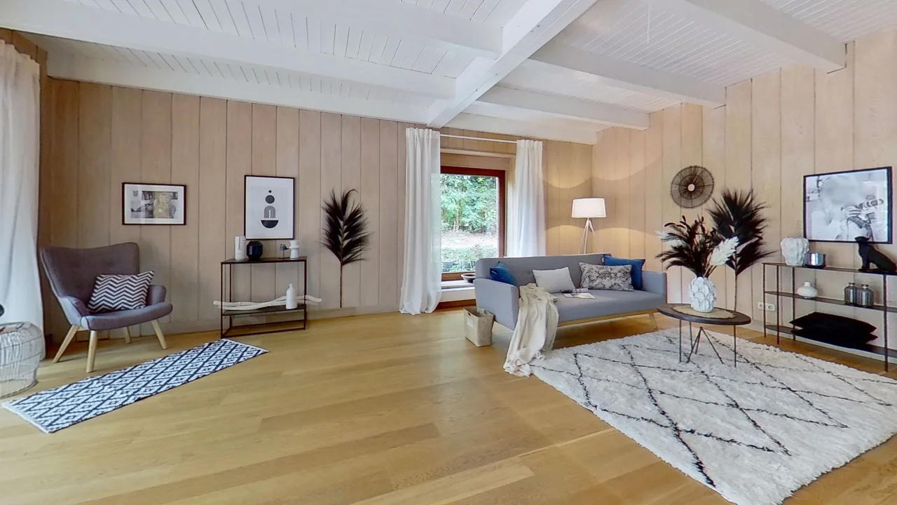 Vorschau des 3D-Rundgangs: Wohnraum mit Holzbalkendecke und Sofa