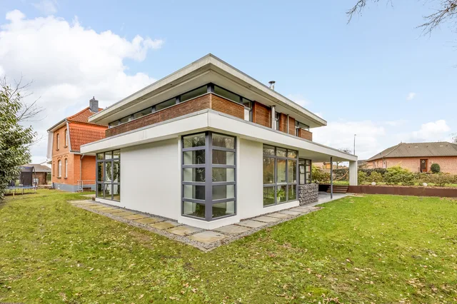 Moderne Villa mit Glasfront und Garten