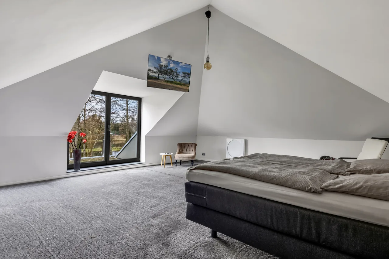 Schlafzimmer unter der Dachschräge