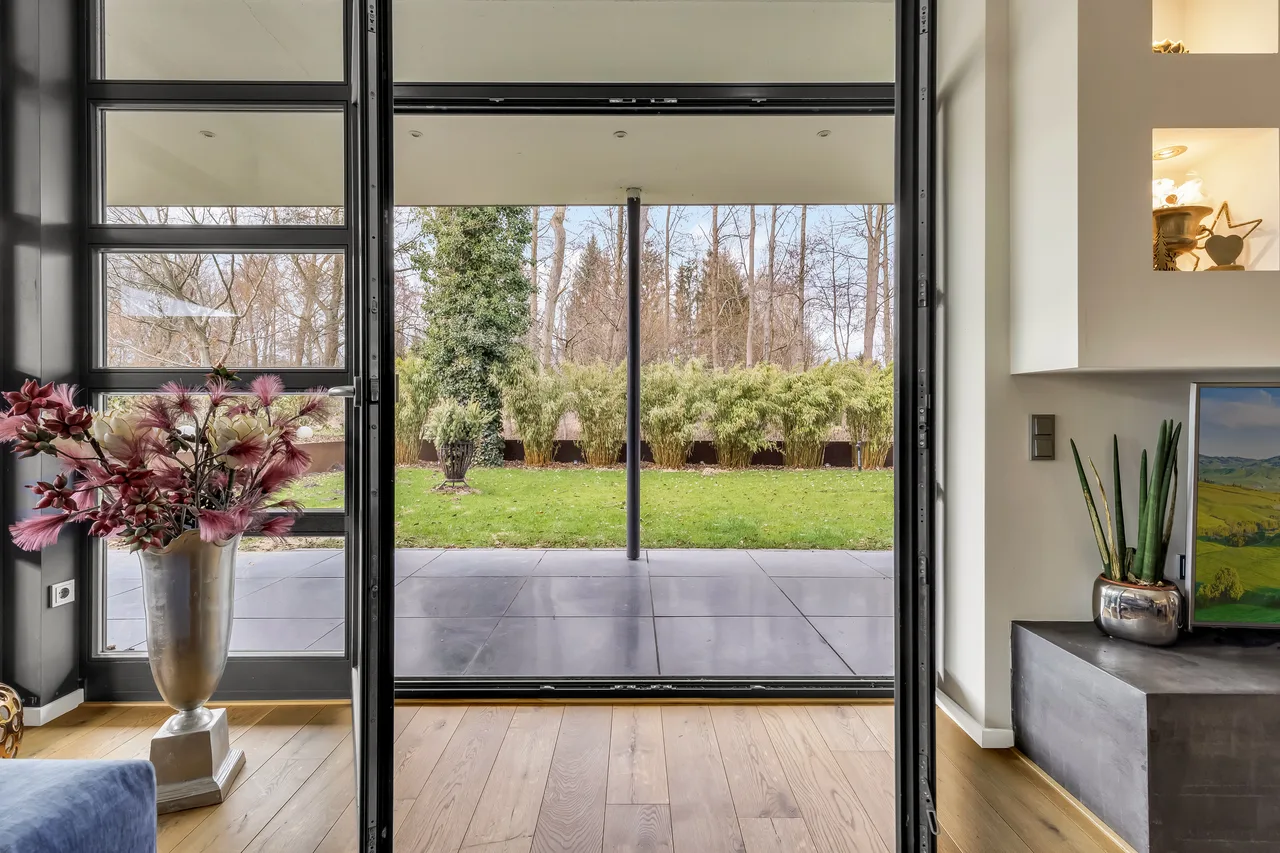 Wohnraum mit bodentiefer Glasfront zum Garten