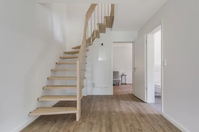Holztreppe in hellem Flur
