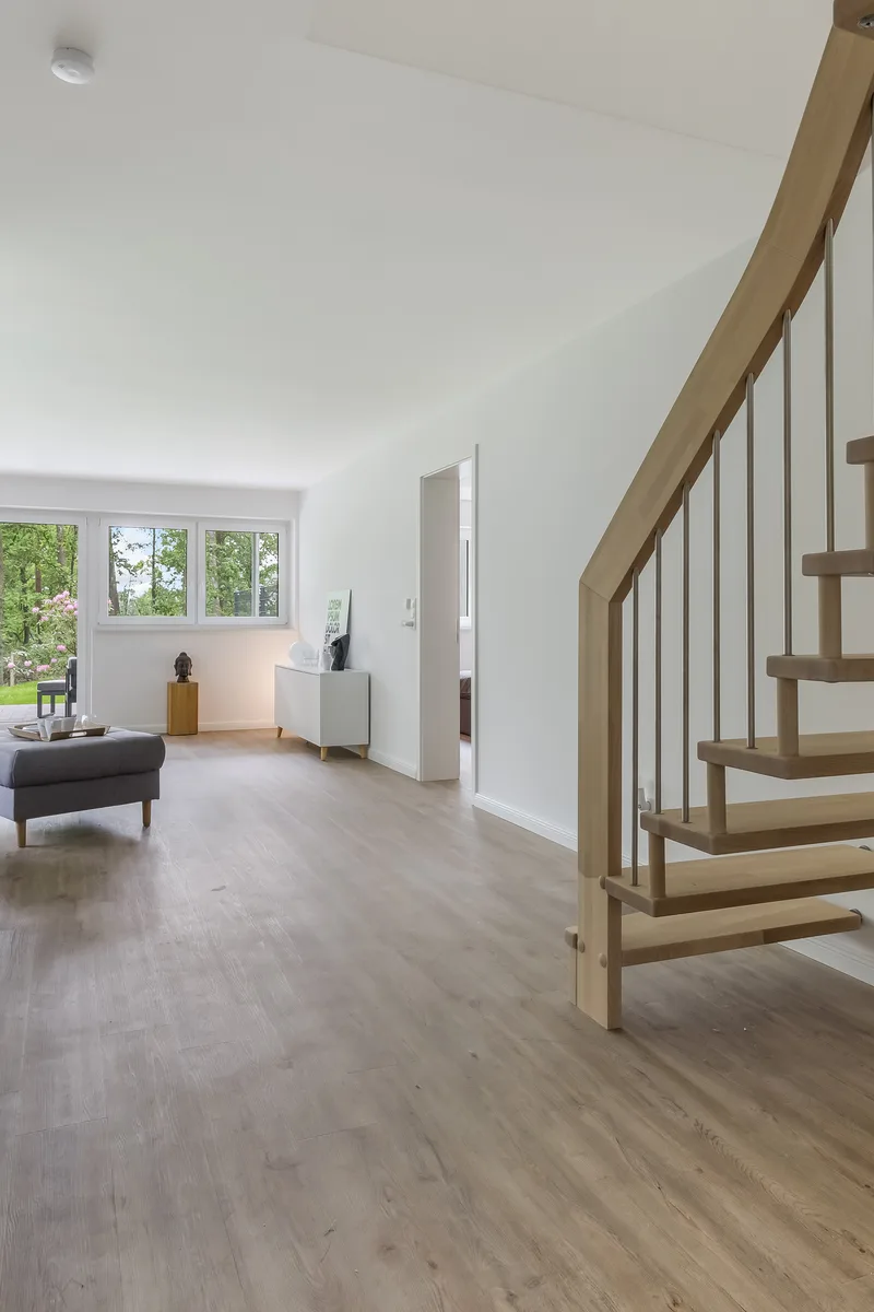 Wohnbereich mit geschwungener Holztreppe