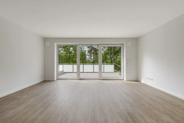 Leerer Wohnraum mit Terrassentür