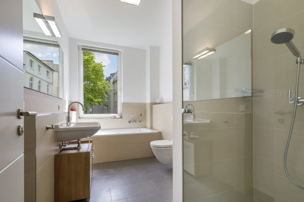 Helles Bad mit Badewanne und Glasduschwand