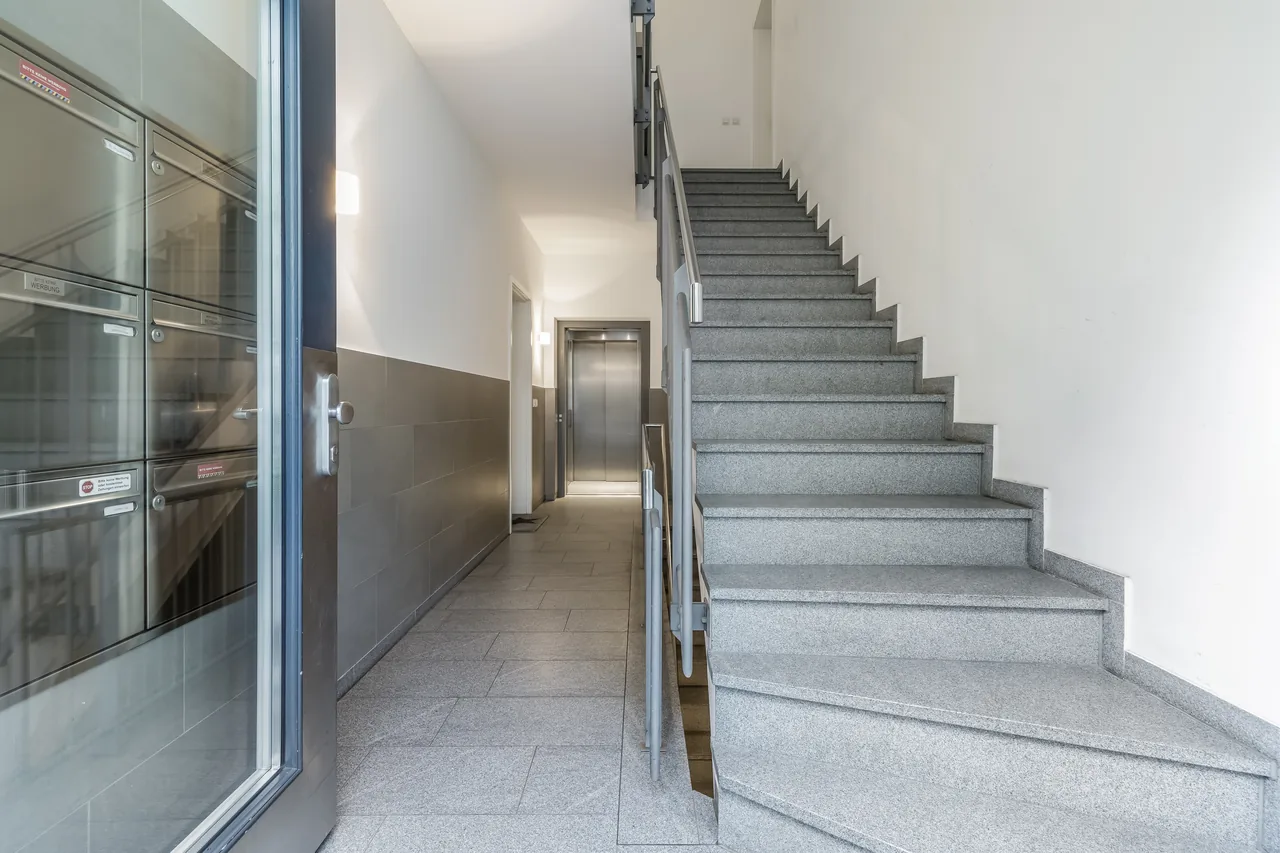 Helles Treppenhaus mit Steinstufen