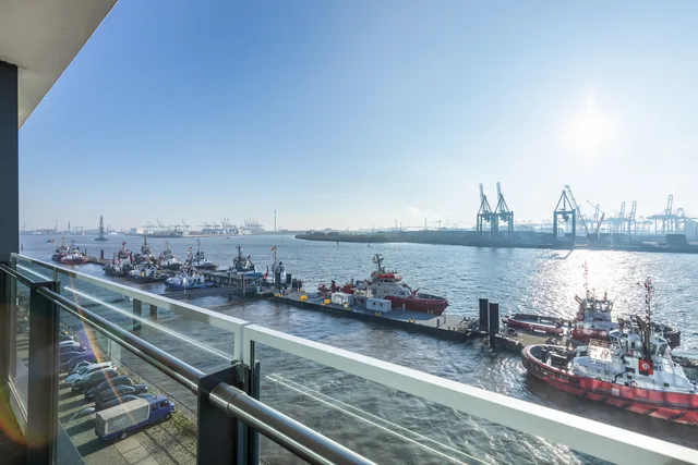 Blick vom Balkon auf Elbe und Containerhafen