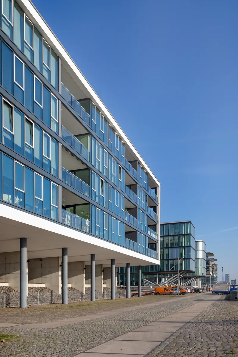Wohnhaus mit umlaufenden Glasbalkonen
