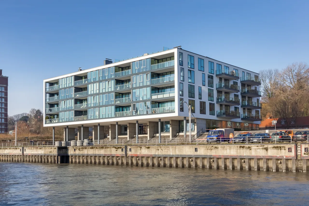 Modernes Wohngebäude am Wasser