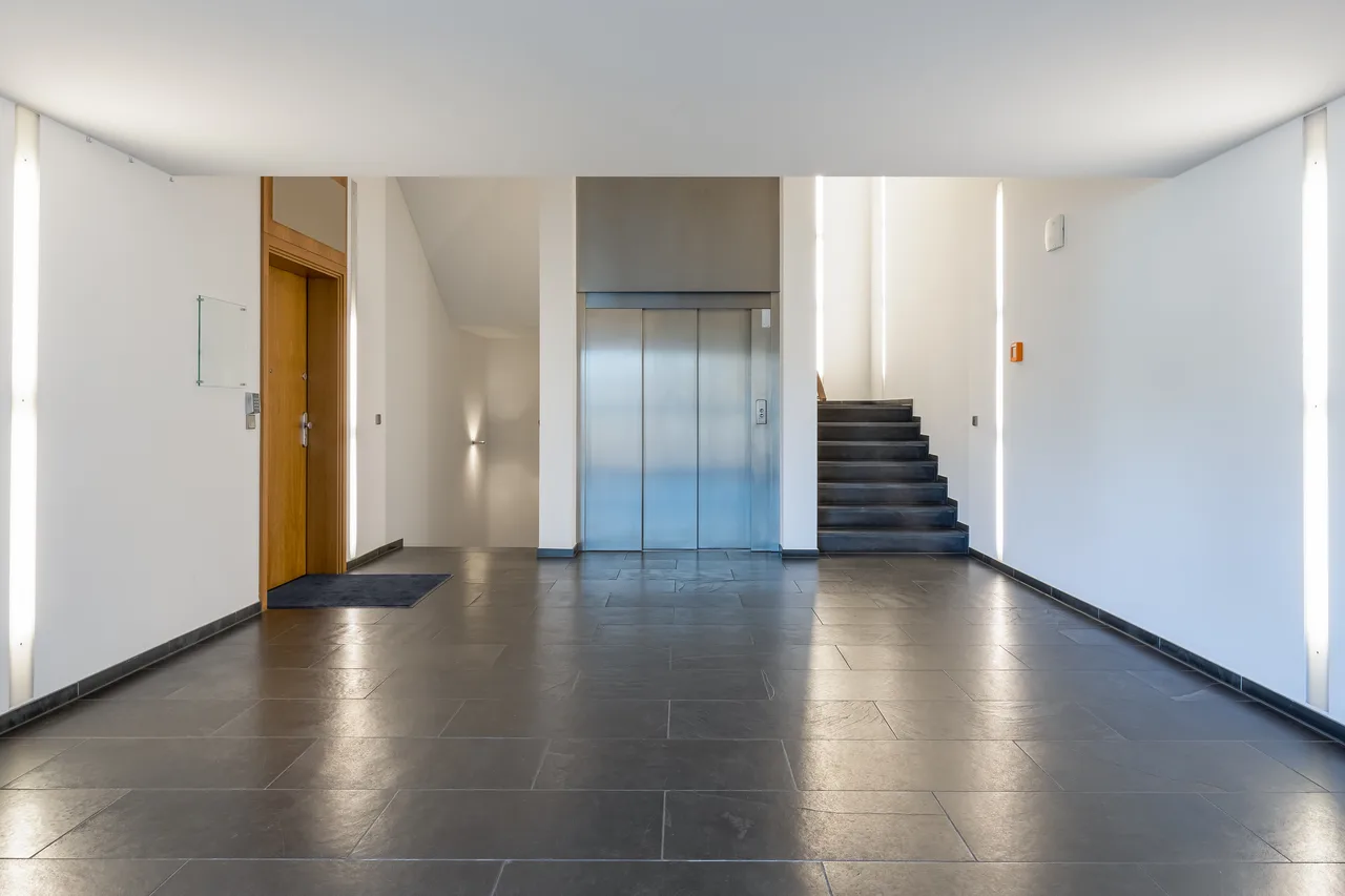 Eingangshalle mit Aufzug und Treppe