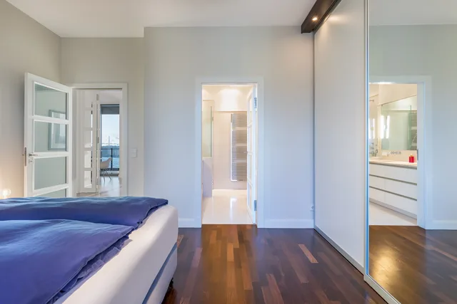 Schlafzimmer mit Blick in den Flur