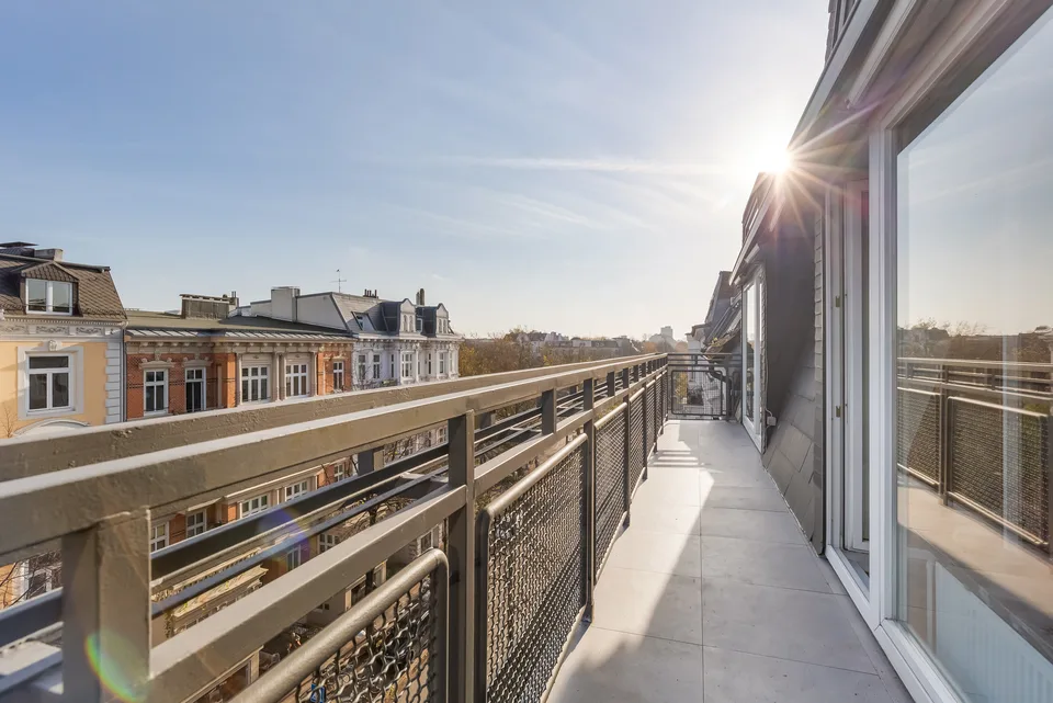 Langer Balkon mit Blick über die Dächer