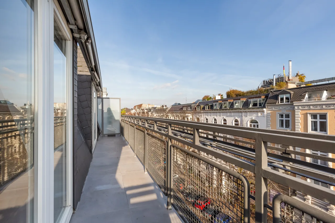 Langer Dachbalkon mit Blick über die Dächer der Stadt