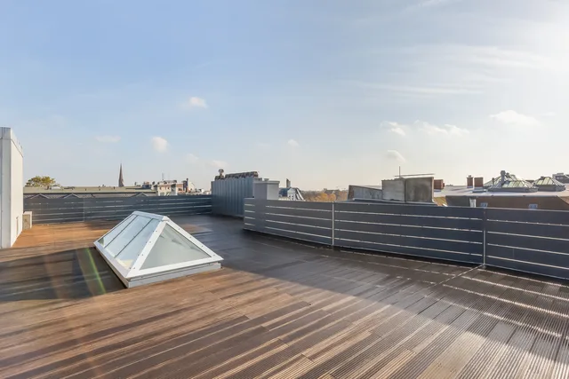 Dachterrasse mit Glaskuppel und weitem Himmel