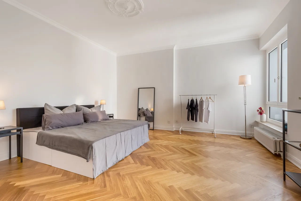 Schlafzimmer mit Bett und Stehleuchte