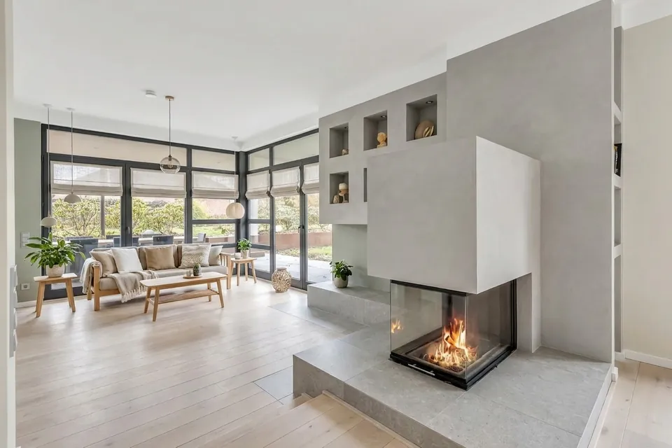 Nachher, virtuelle Renovierung: dasselbe Wohnzimmer mit Kamin im skandinavischen Stil