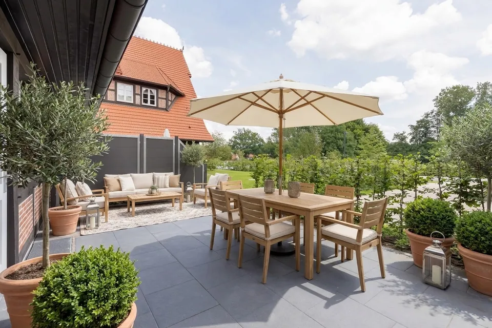 Digital Home Staging: Terrasse mit digital eingerichteten Möbeln