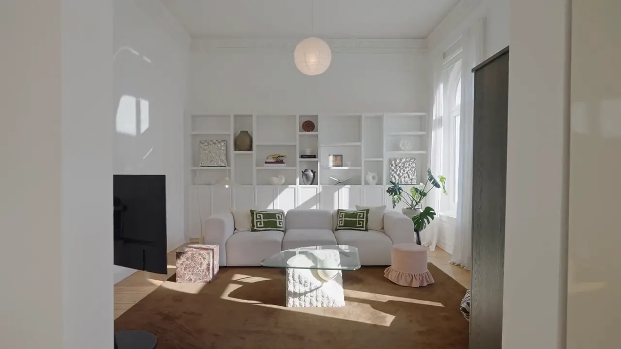 Standbild aus einem Immobilienvideo: helle Wohnküche im Altbau
